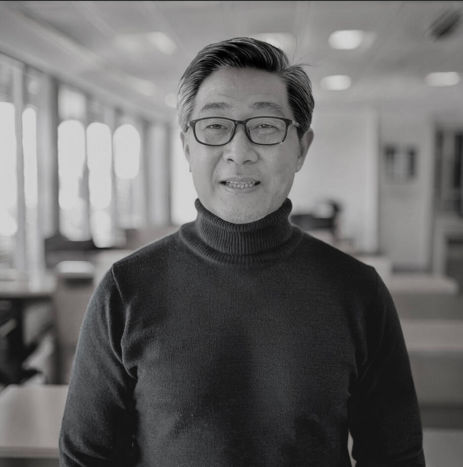 Dong-hyun Yoon – Curatorial Director Dong-hyun Yoon is a curator and theorist known for his work on nonlinear aesthetics, perceptual disruption, and post-representational transmission. His trajectory spans over two decades of transdisciplinary inquiry, with a distinct focus on artists who byp